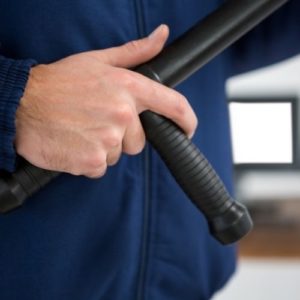 Técnicas de Autoproteção para Oficiais de Justiça Utilizando Armas de Baixa e Alta Letalidade